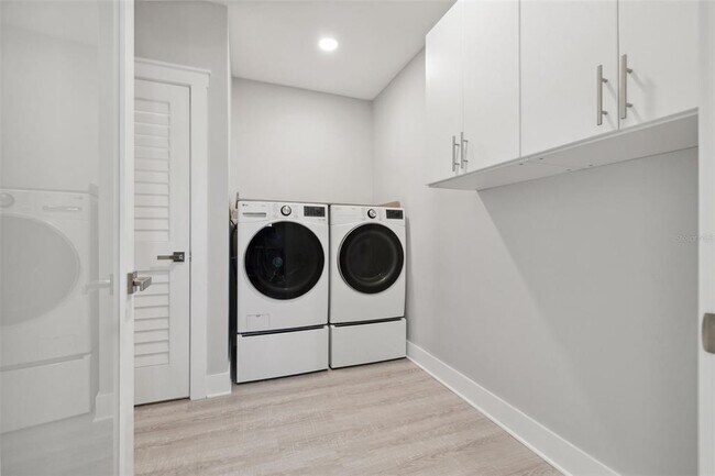 Building Photo - 12404 Capri Cir N