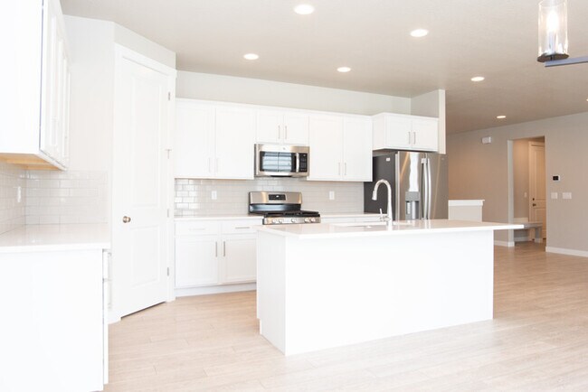 Building Photo - Modern Farmhouse Rambler – 7 Bed, 4 Bath –...