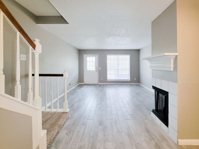Building Photo - Welcome to This Charming Townhome Nestled ...