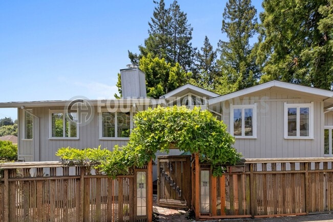 Building Photo - Charming 3 bed/2.5 bath in the heart of do...