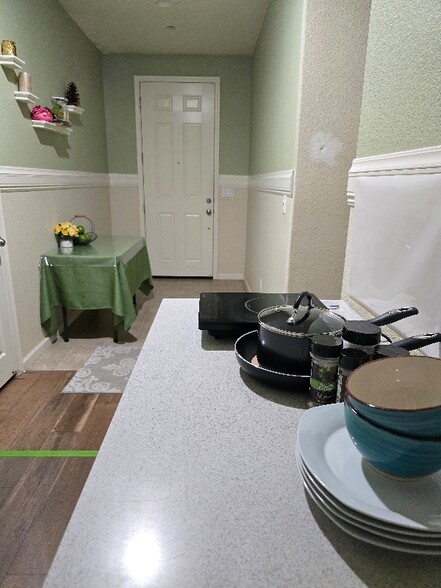 Building Photo - 1048 S Carriage Ave