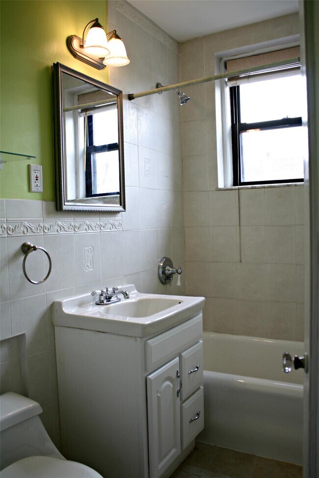 Building Photo - 11 Greenridge Ave