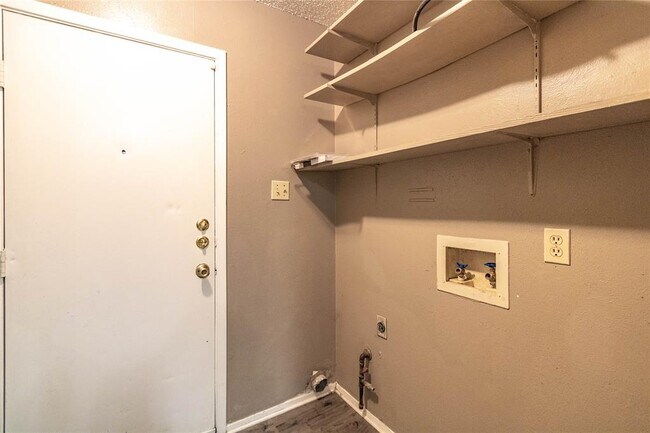 Building Photo - 701 Country Aire Dr
