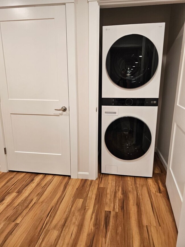 Building Photo - Village at Autumn Pond II: Corner 2 Bedroom/ 2 Bathroom Apartment with Oversized walk in closet