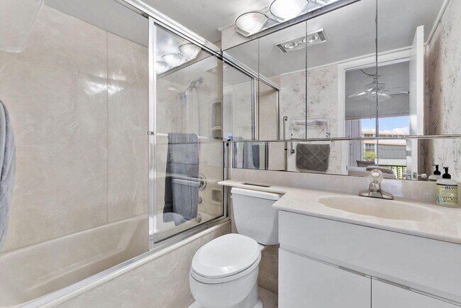 Building Photo - 101 NE 19th Ave