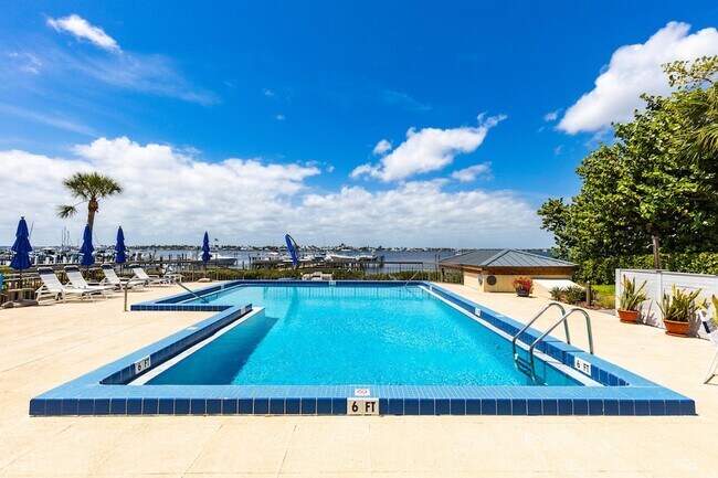 Building Photo - 625 NW North River Dr