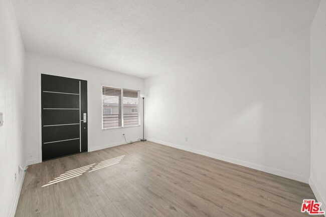 Building Photo - 1310 W Valencia Dr