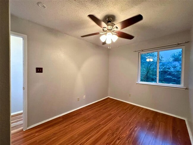 Building Photo - 16910 Village Oak Loop