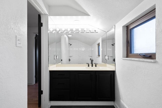 Building Photo - Ready for move in! Check out this RENOVATED 3 bedroom in BROOKLINE! UNBEATABLE LOCATION!