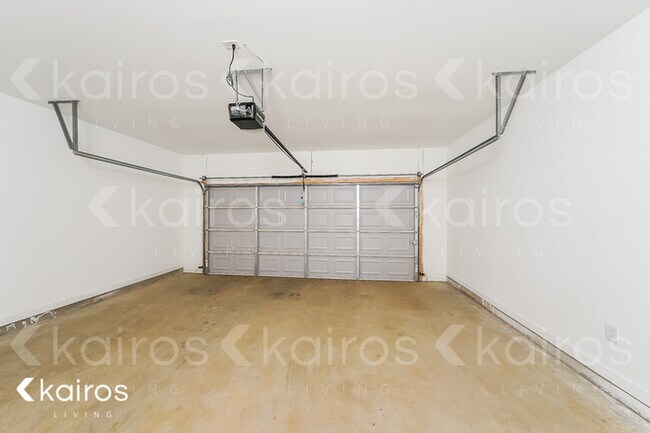 Building Photo - 180 White Oak Circle