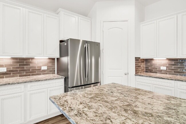 Building Photo - Stunning 4-bedroom, 3-bathroom single-stor...