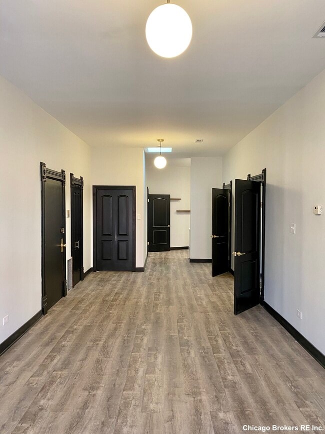 Building Photo - 411 W Belden Ave