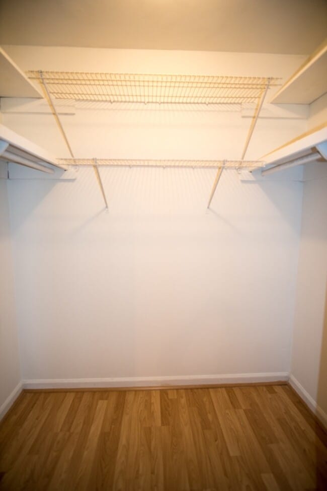 Building Photo - Beautifull Top-Floor 2B/2B Condo in Sought-After Cross Creek Community!