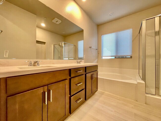 Building Photo - MOUNTAIN VIEWS, Gently lived in 4 bedroom 2.5 Bathrooms with Loft, home is a Must See!