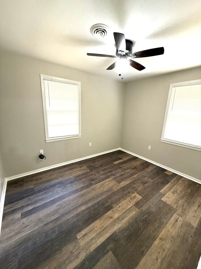 Building Photo - ** 3 bed 1 bath located in Forest Hills ** Call 334-366-9198 to schedule a self showing