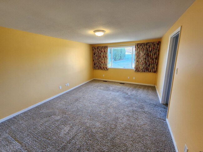 Building Photo - Large 3 bedroom home!