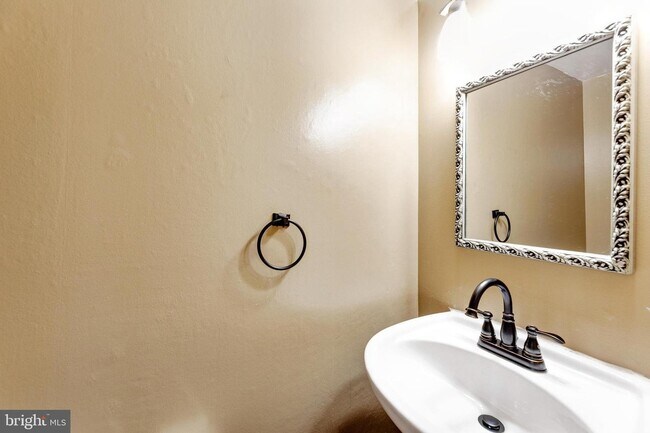 Building Photo - 18 Chantilly Ct