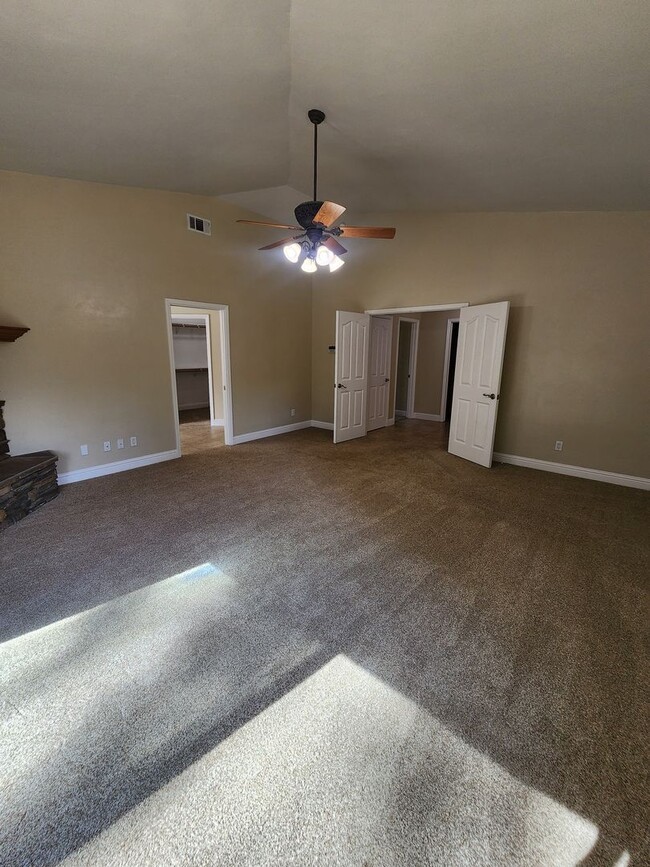 Building Photo - Gorgeous and Spacious 4 Bedroom Home