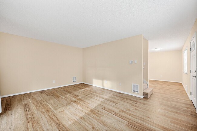 Building Photo - North Tacoma Condo Living | 2 Bed, 1.5 Bath End-Unit | Great Amenities!