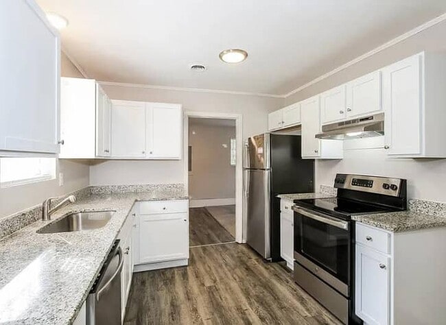 Building Photo - 2910 Dahlia Dr