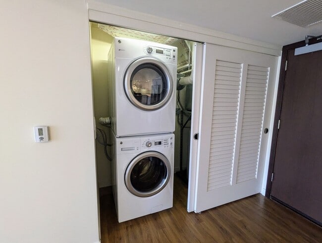 Building Photo - Symphony 2 Bed, 2 Bath, 1 Parking, Mountain views in Kakaako