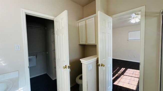 Building Photo - 16100 S Great Oaks Dr