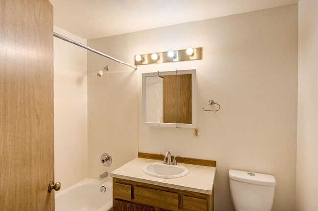 Building Photo - For Lease Edmonds - 900 Sq. Ft Two bed-One/Bath Duplex