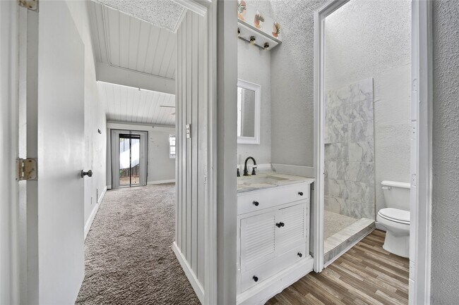 Building Photo - 28 Lakeway St