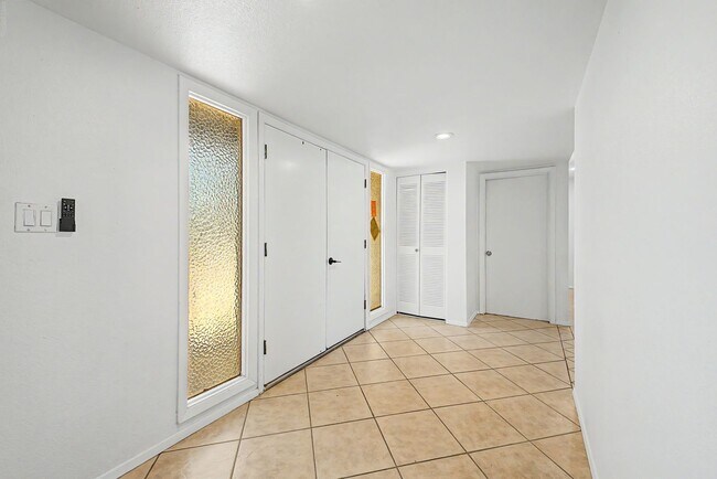 Building Photo - Great Tempe Home with Diving Pool