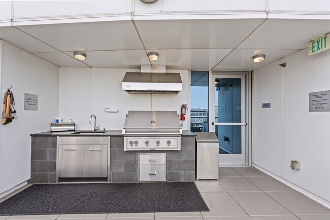 Building Photo - Luxury 2 Bed 1.75 Bath Furnished Downtown Seattle Condo with Stunning Views