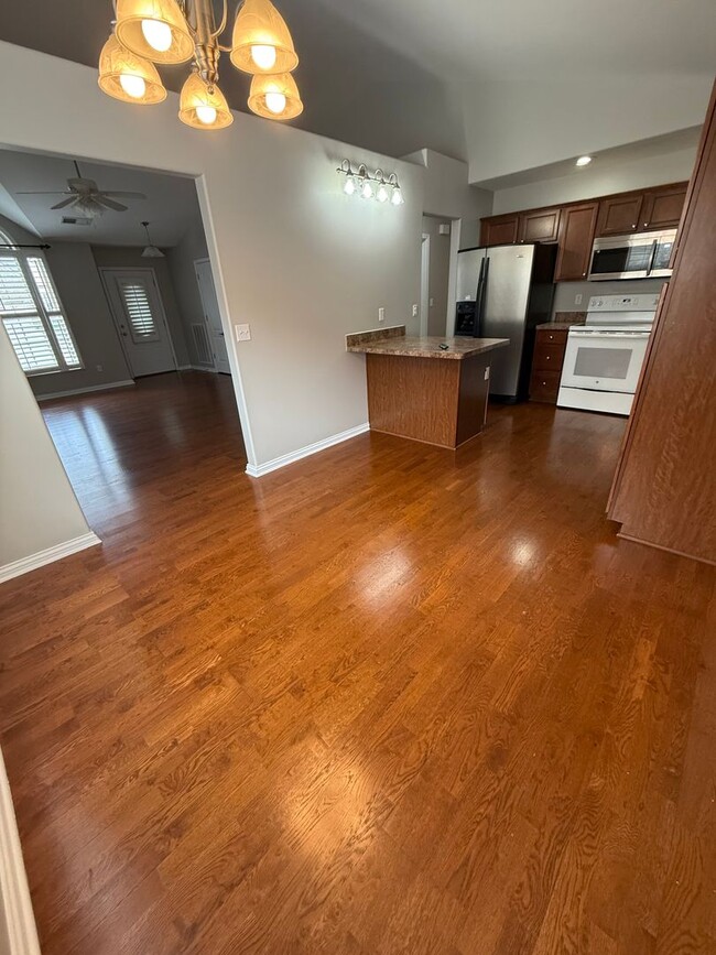 Building Photo - Charming 3-bedroom, 2-bathroom home located in the vibrant city of Lexington