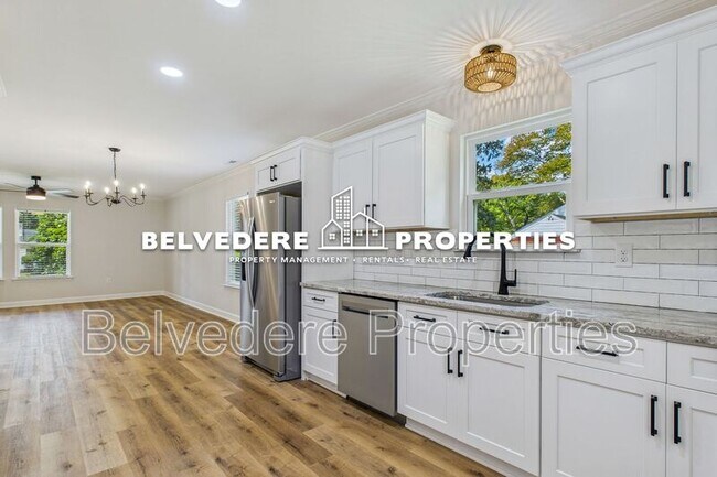 Building Photo - 2322 Fernwood Dr