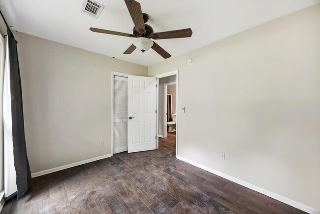 Building Photo - 8219 N Ridgebrook Dr