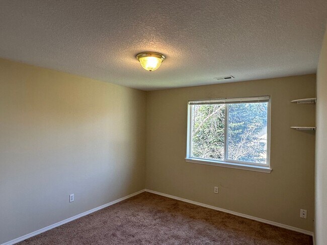 Building Photo - Spacious 3 Bedroom + 1 Bonus Room, 2 Bath House!