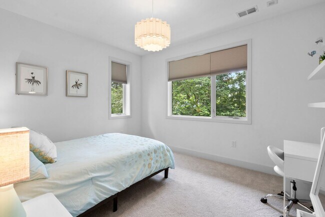 Building Photo - 5 Bed 4.5 Bath - Bethesda Contemporary Home