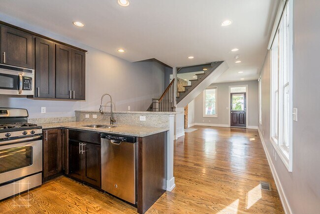 Building Photo - 160-162 E 3rd Ave