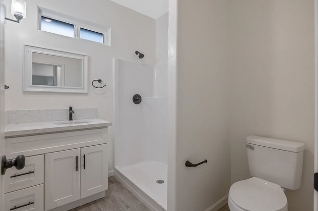 Building Photo - 601 E 10th St