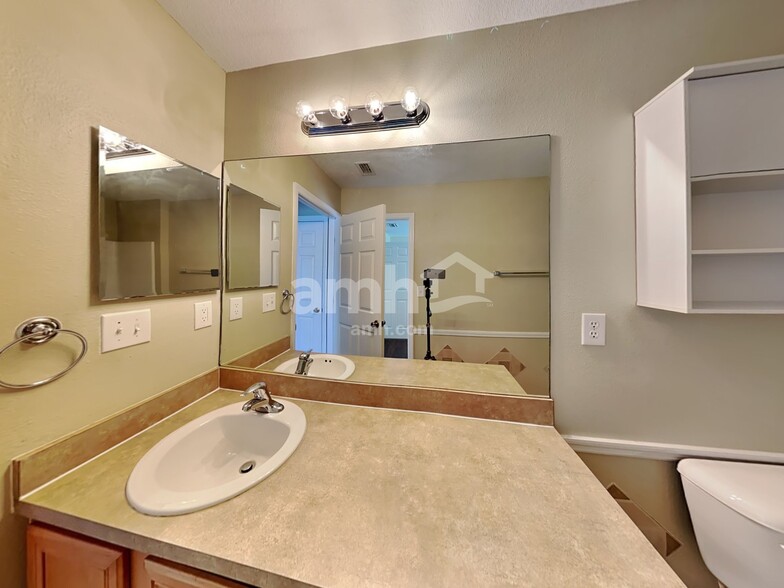 Building Photo - 30915 Sonnet Glen Dr