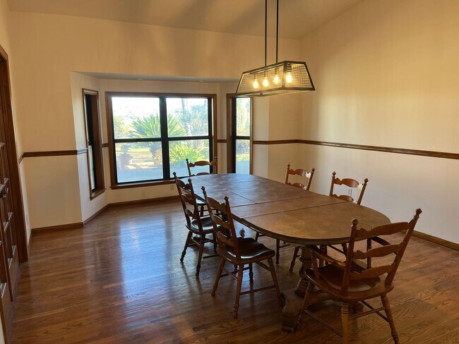 Building Photo - 18655 Oak Ridge Ln