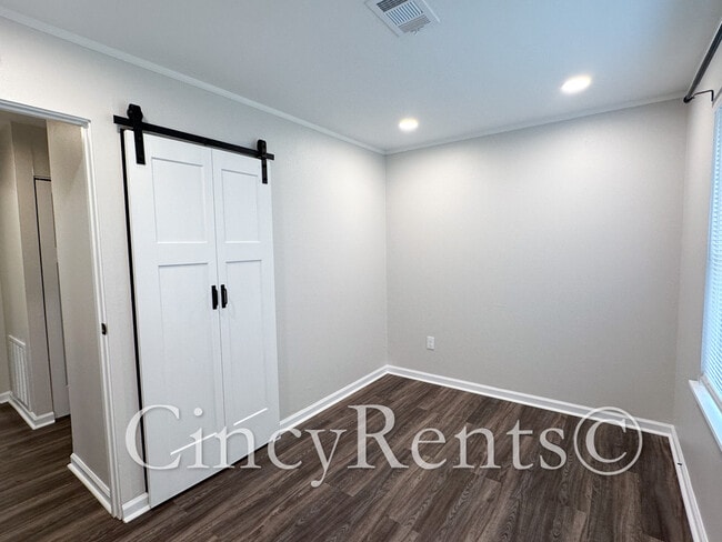 Building Photo - 988 Stratford Pl