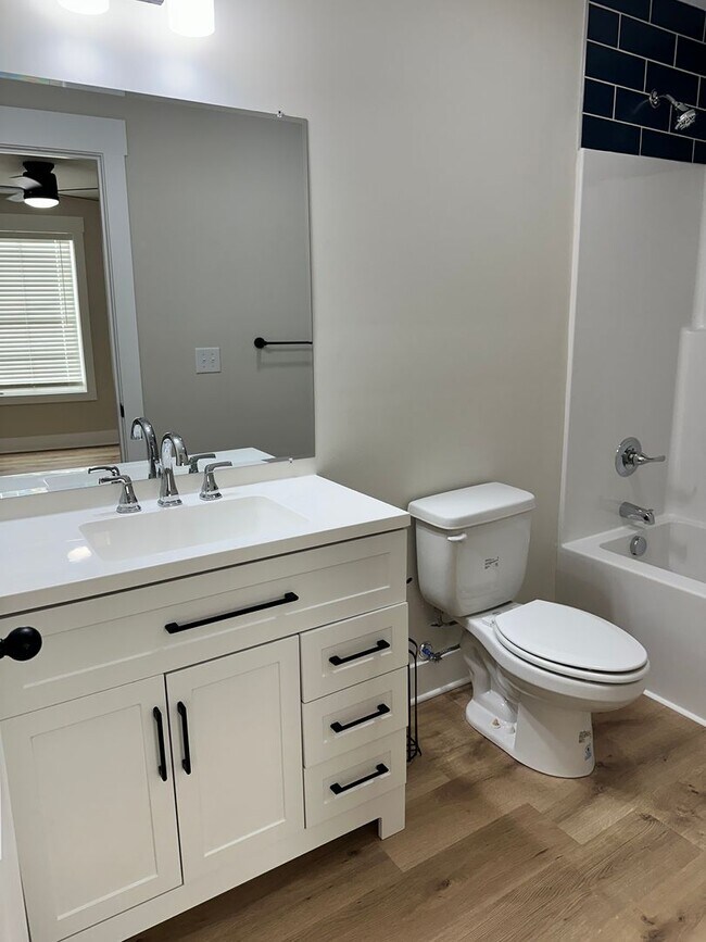 Building Photo - 102 W 15th Ave