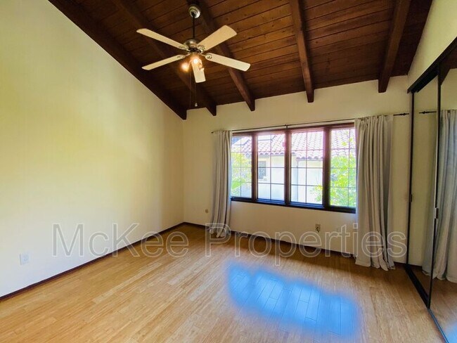 Building Photo - 8668 Villa La Jolla Dr