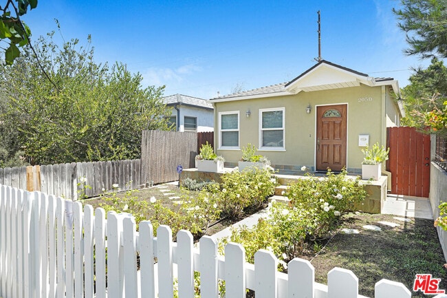 Building Photo - 2050 Walgrove Ave