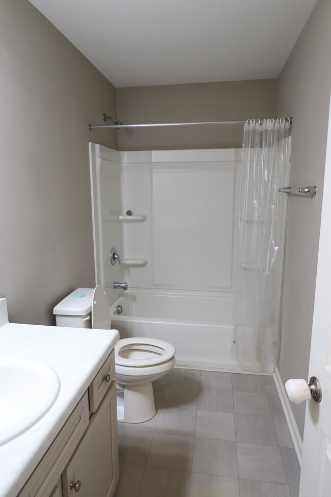 Building Photo - 1899 Lakecrest Dr