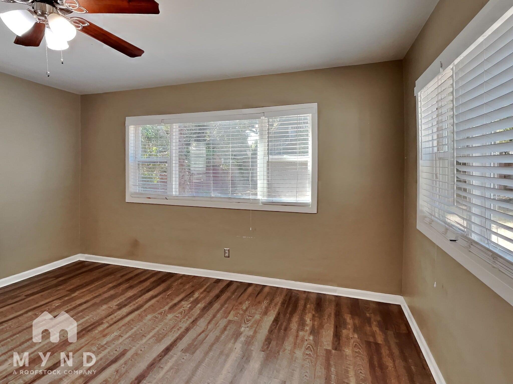 Building Photo - 2141 Royal Oaks Dr