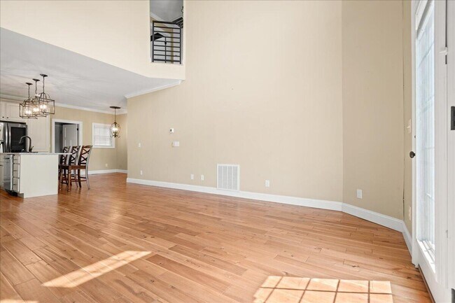 Building Photo - 200 Crooked Creek Dr