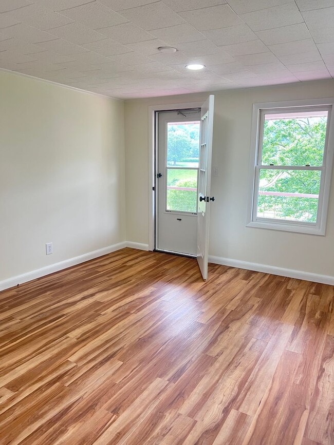 Building Photo - Super cute farm house with beautiful mountain view! 2 bedrooms, 1 bathroom!