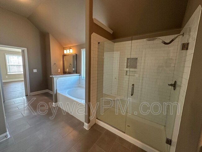 Building Photo - 688 Tree Top Trl