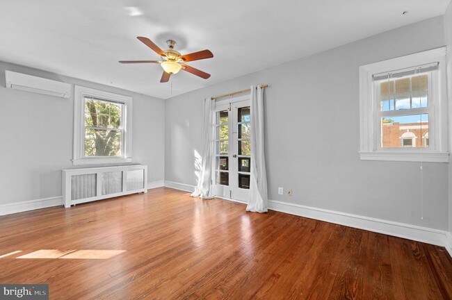Building Photo - 838 W Lancaster Ave