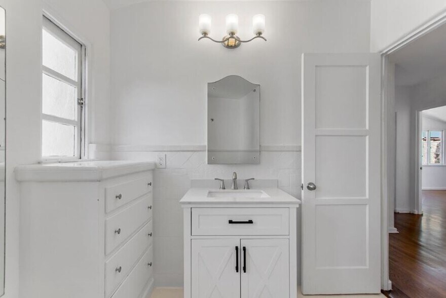 Bath 2 - 1123 S Tremaine Ave